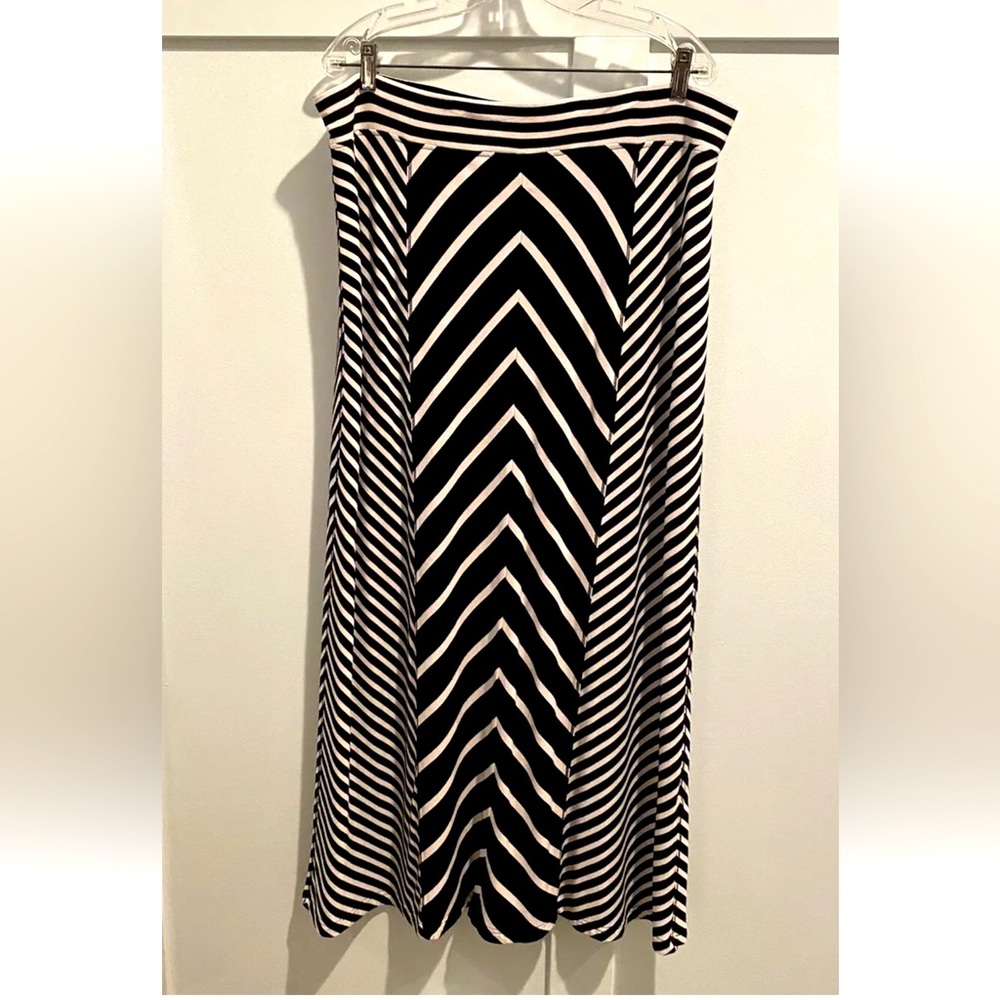 Chicos Zenergy Skirt (3) XL 16 Black White Maxi Long Pull On Stripe Chevron - Picture 1 of 11